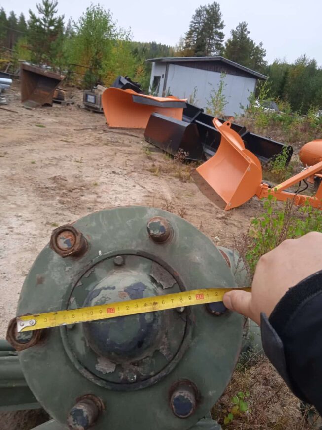 Suomen armeijan akseli kiinnitystelineellä. - Image 2